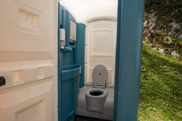 Best Portable restroom trailer rental  in Huntgton, IN